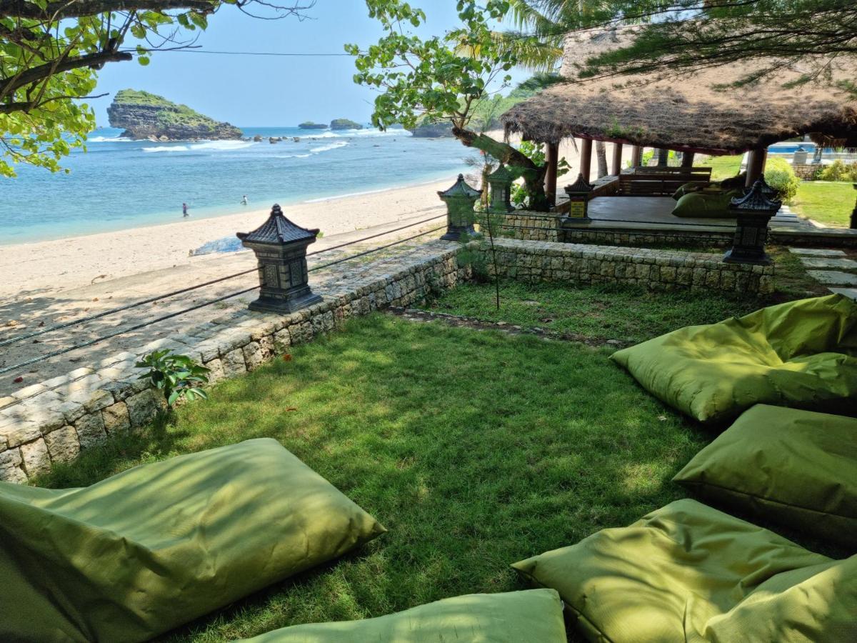 Istana Ombak Eco Resort Pacitan Esterno foto