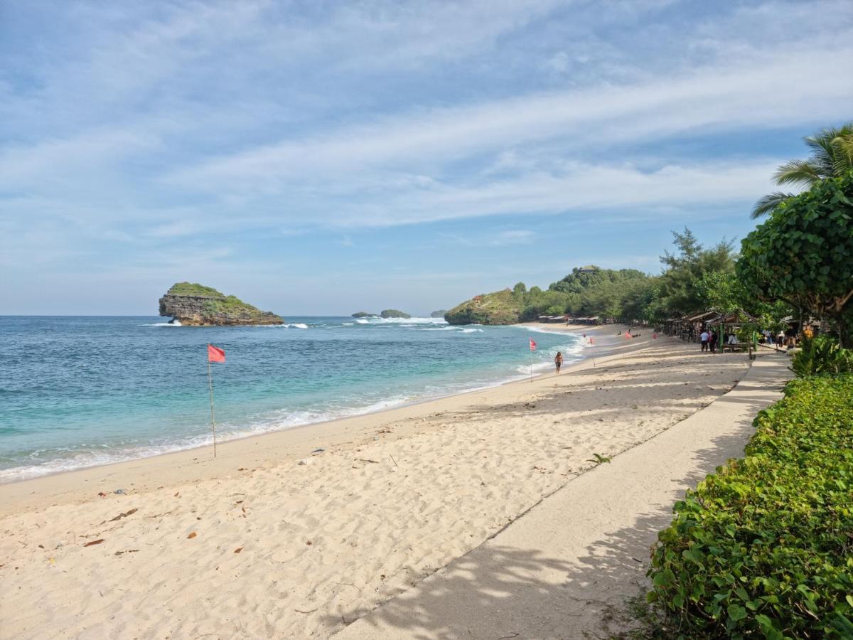 Istana Ombak Eco Resort Pacitan Esterno foto