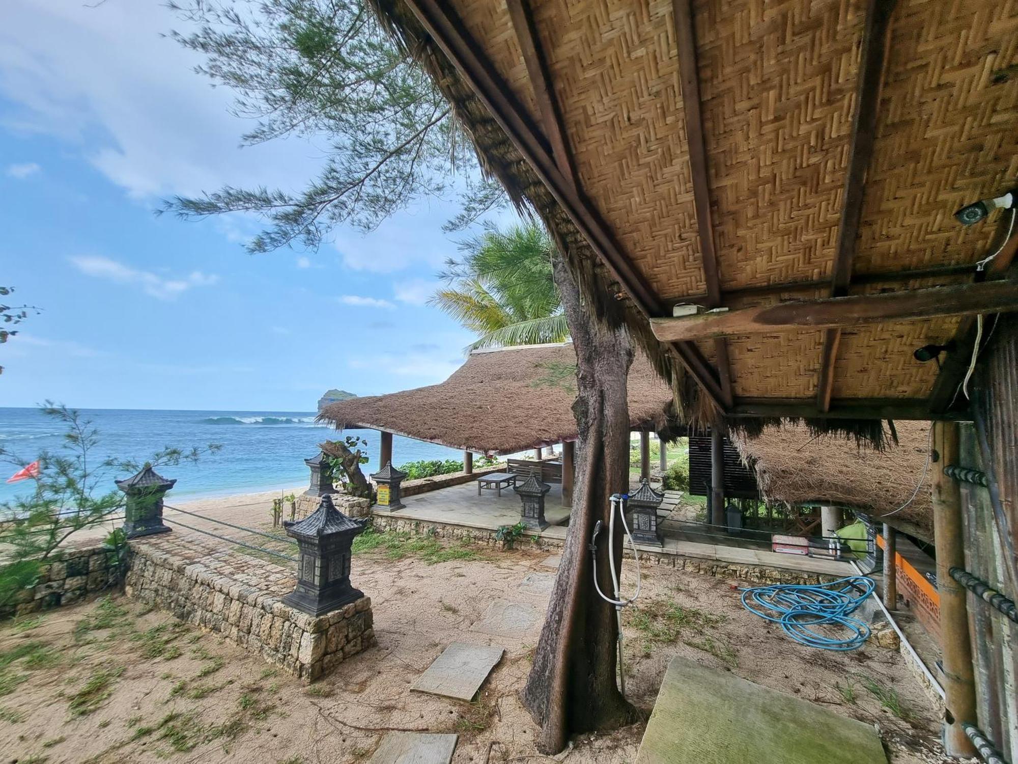 Istana Ombak Eco Resort Pacitan Esterno foto