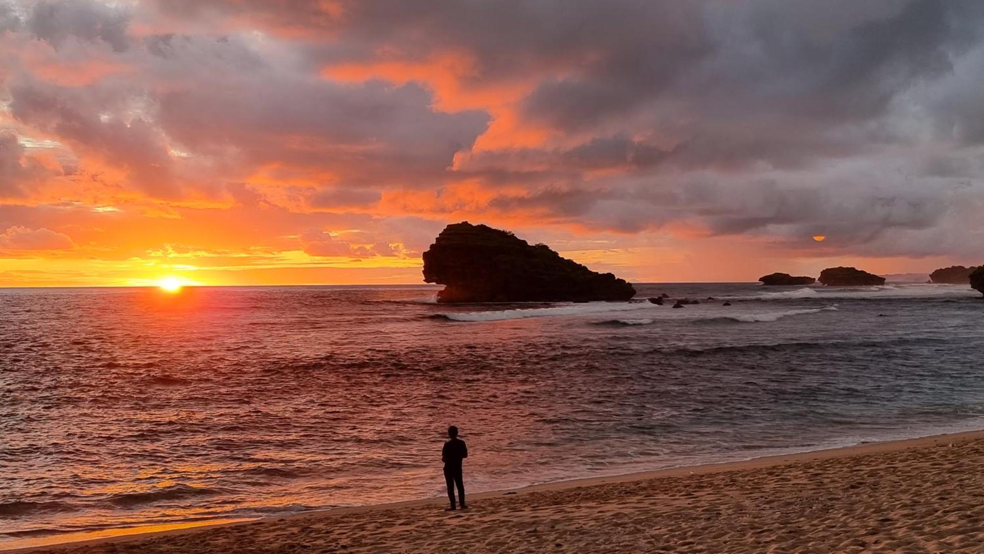 Istana Ombak Eco Resort Pacitan Esterno foto