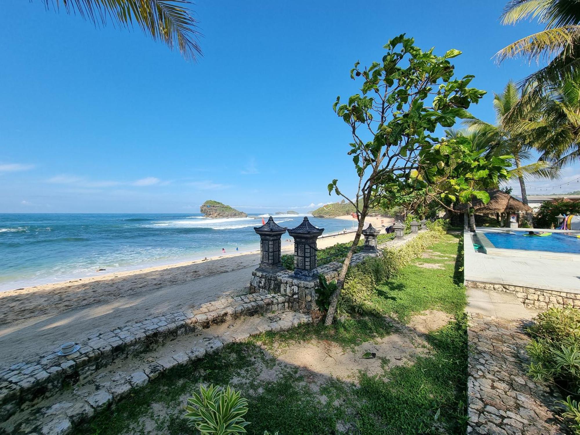 Istana Ombak Eco Resort Pacitan Esterno foto