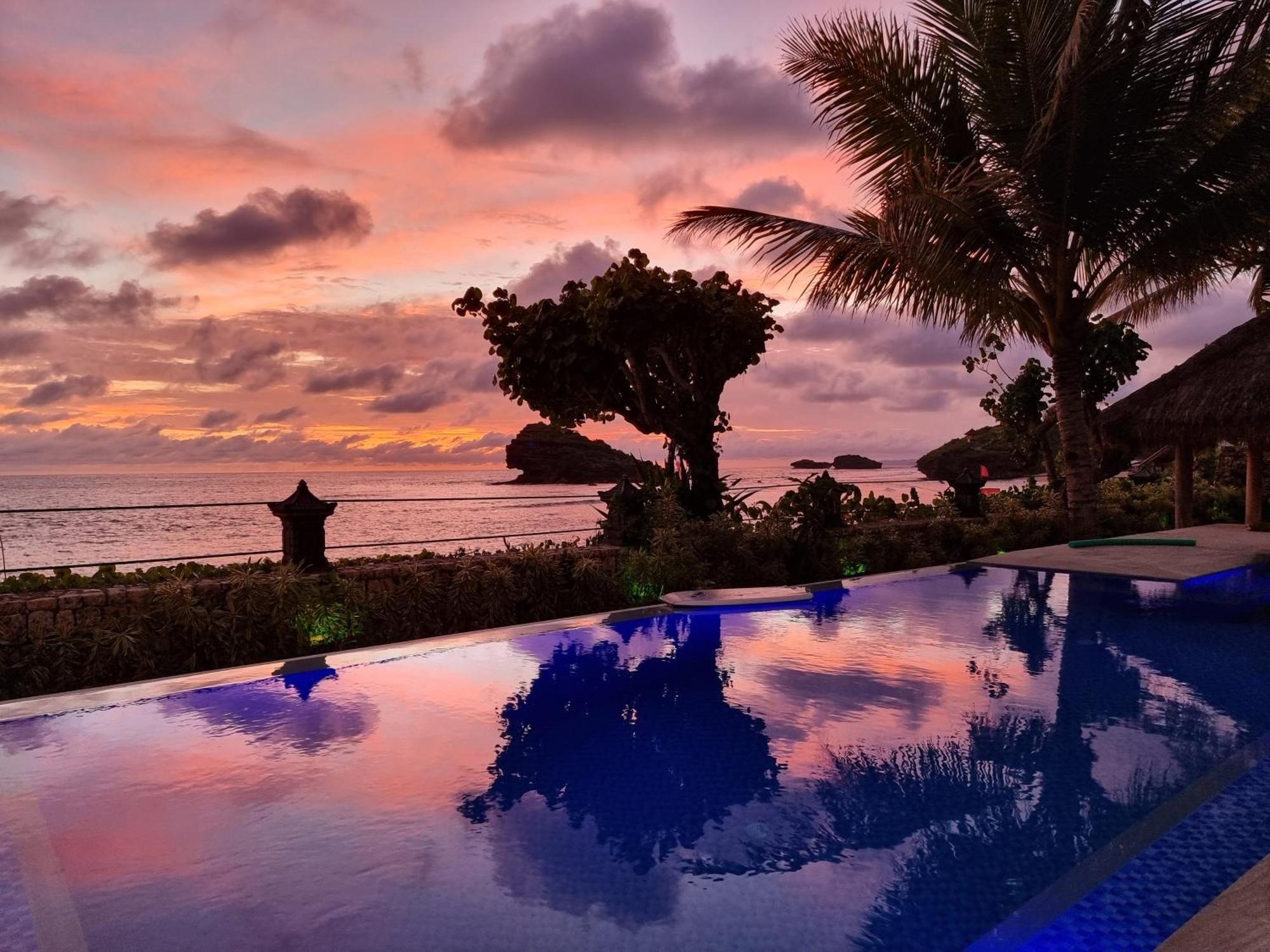 Istana Ombak Eco Resort Pacitan Esterno foto