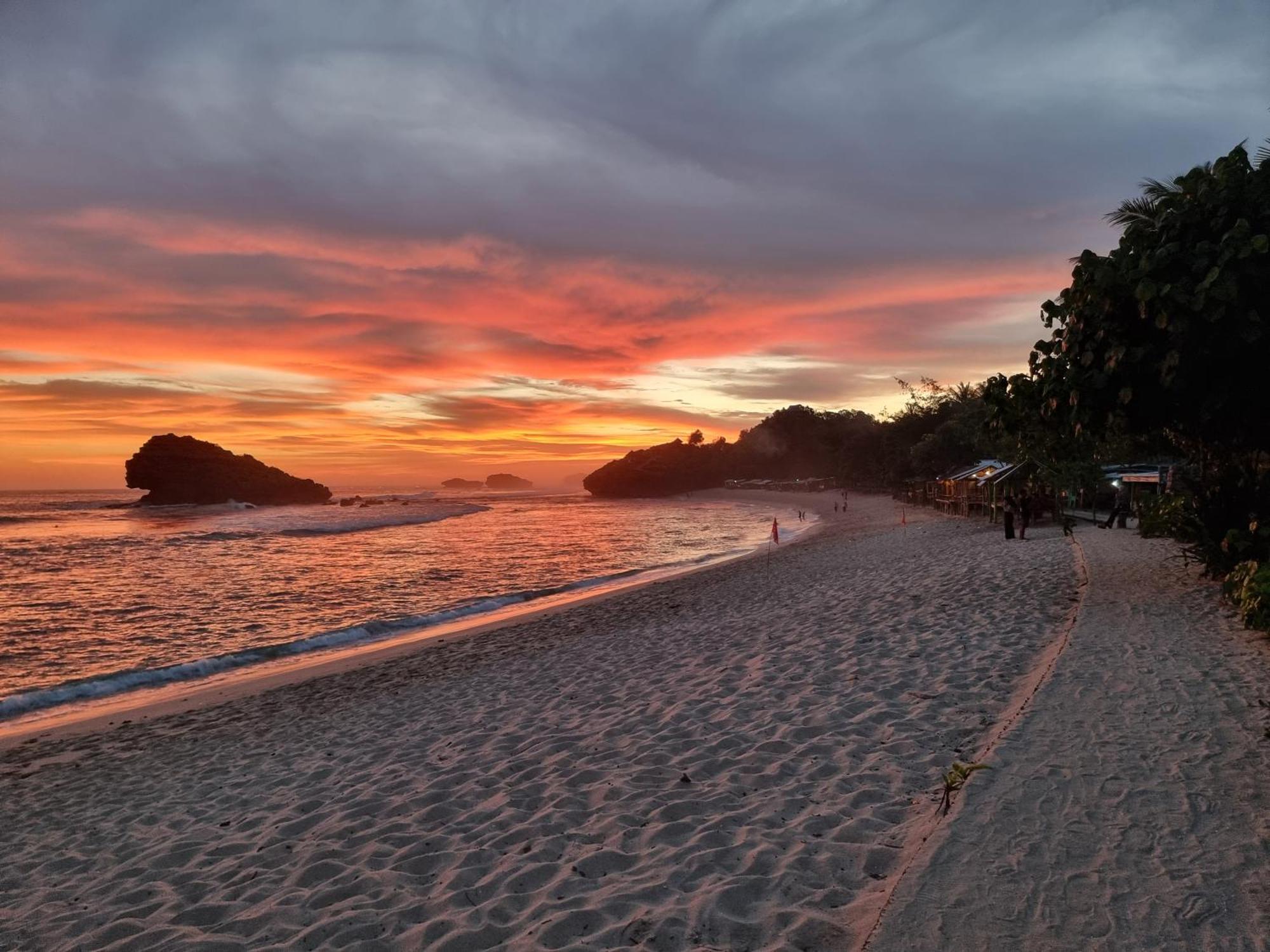 Istana Ombak Eco Resort Pacitan Esterno foto