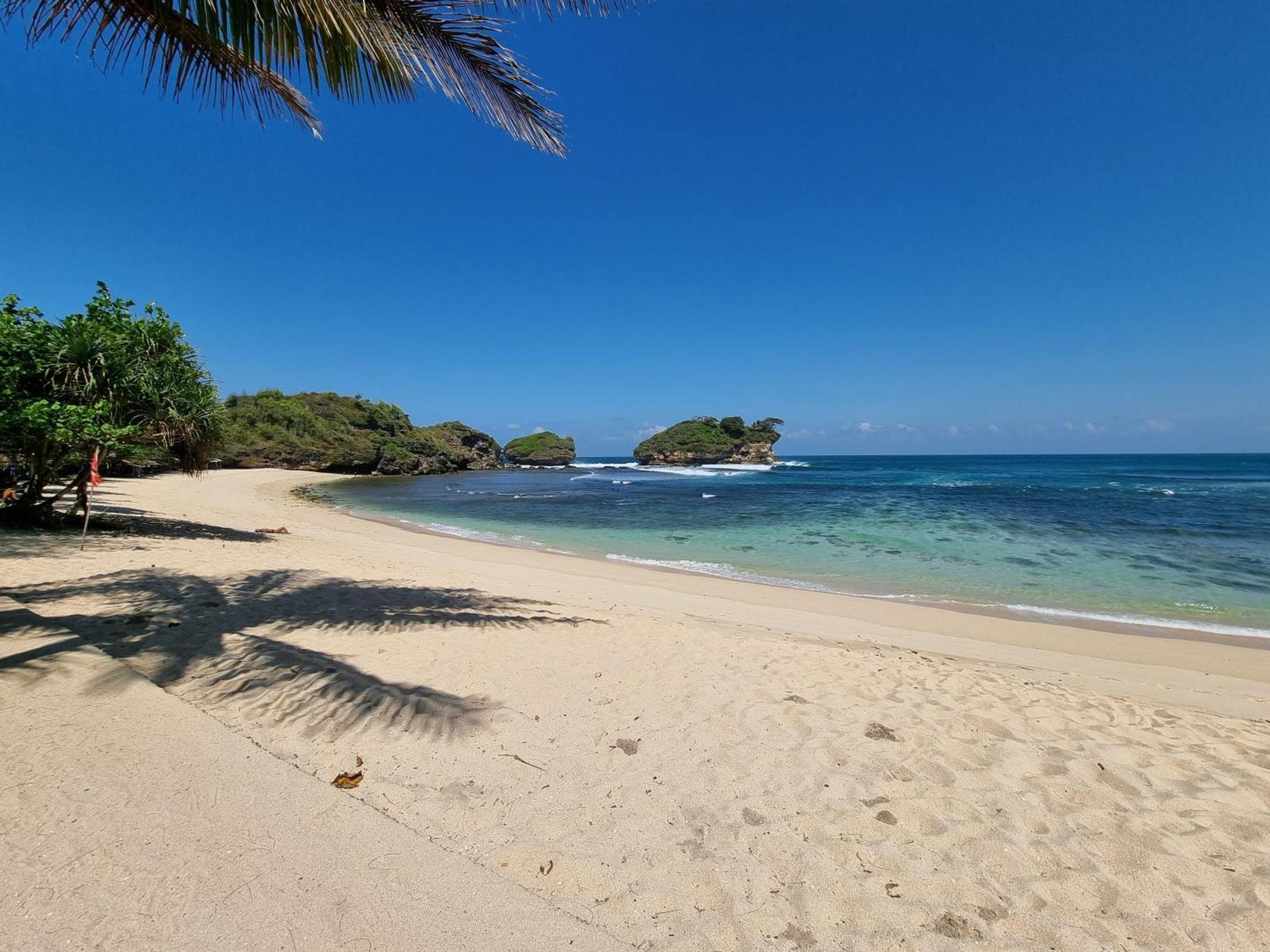 Istana Ombak Eco Resort Pacitan Esterno foto