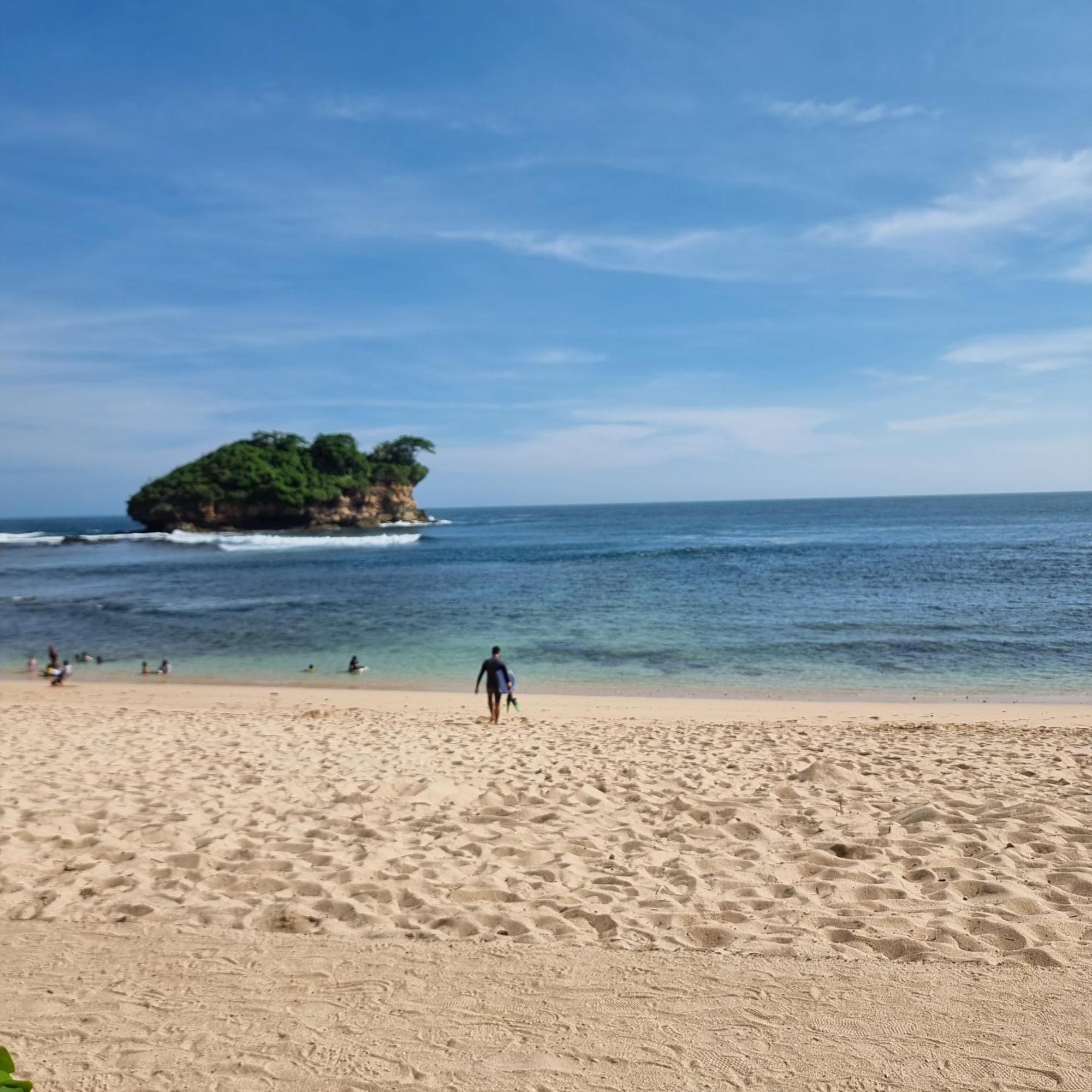 Istana Ombak Eco Resort Pacitan Esterno foto