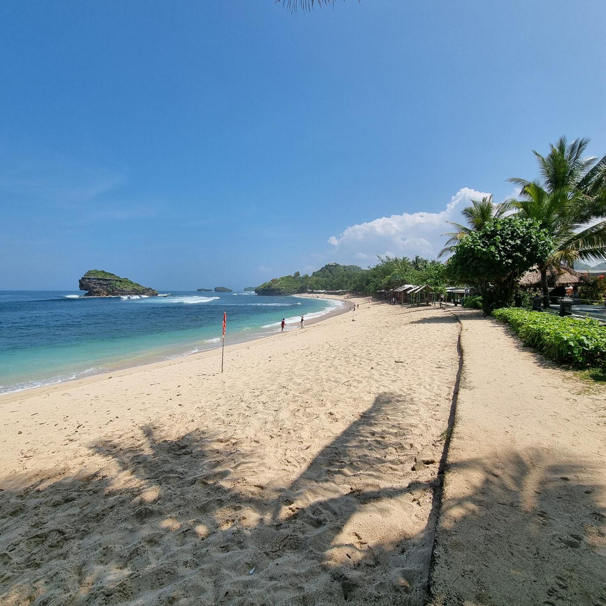 Istana Ombak Eco Resort Pacitan Esterno foto