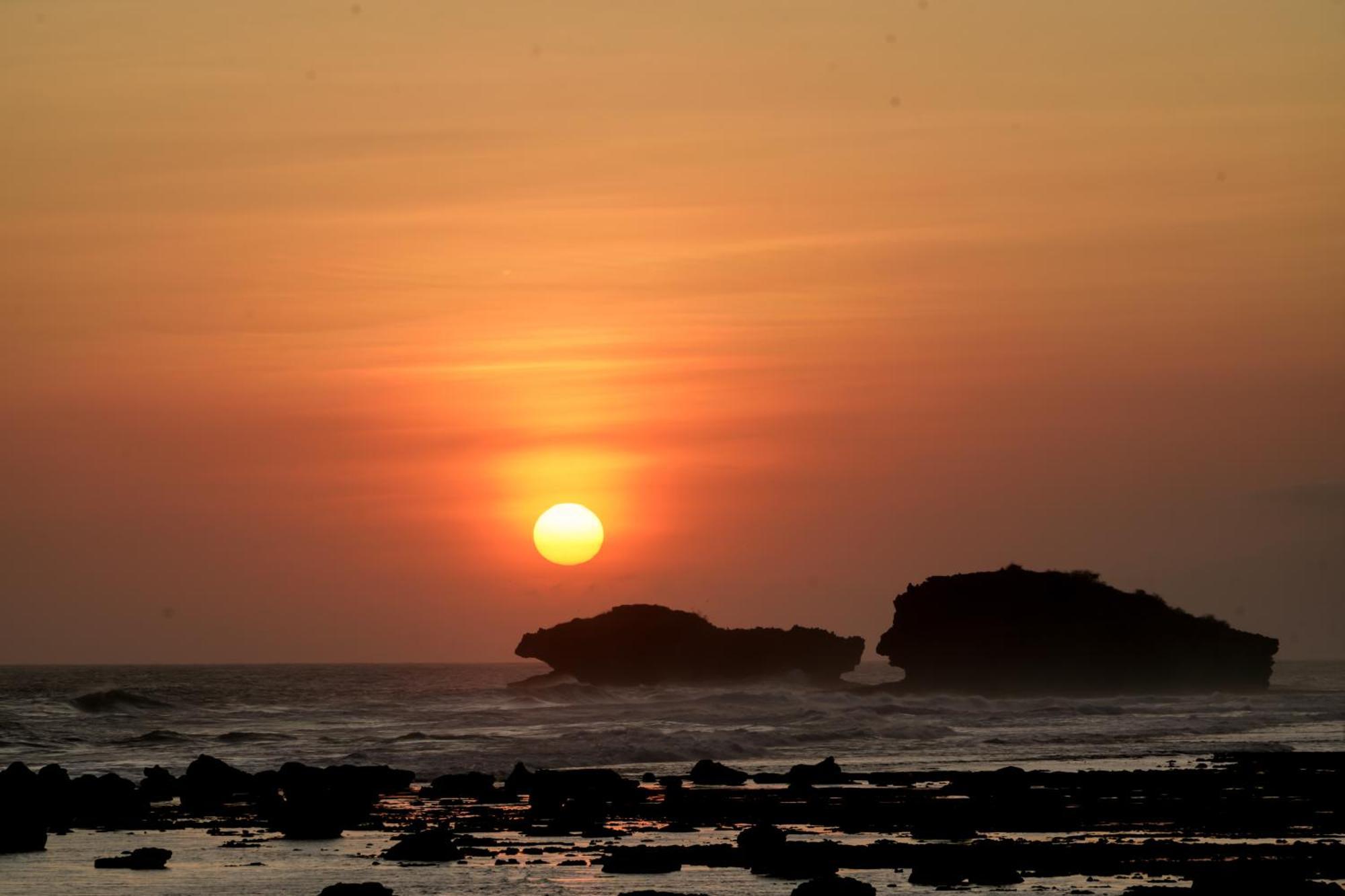 Istana Ombak Eco Resort Pacitan Esterno foto