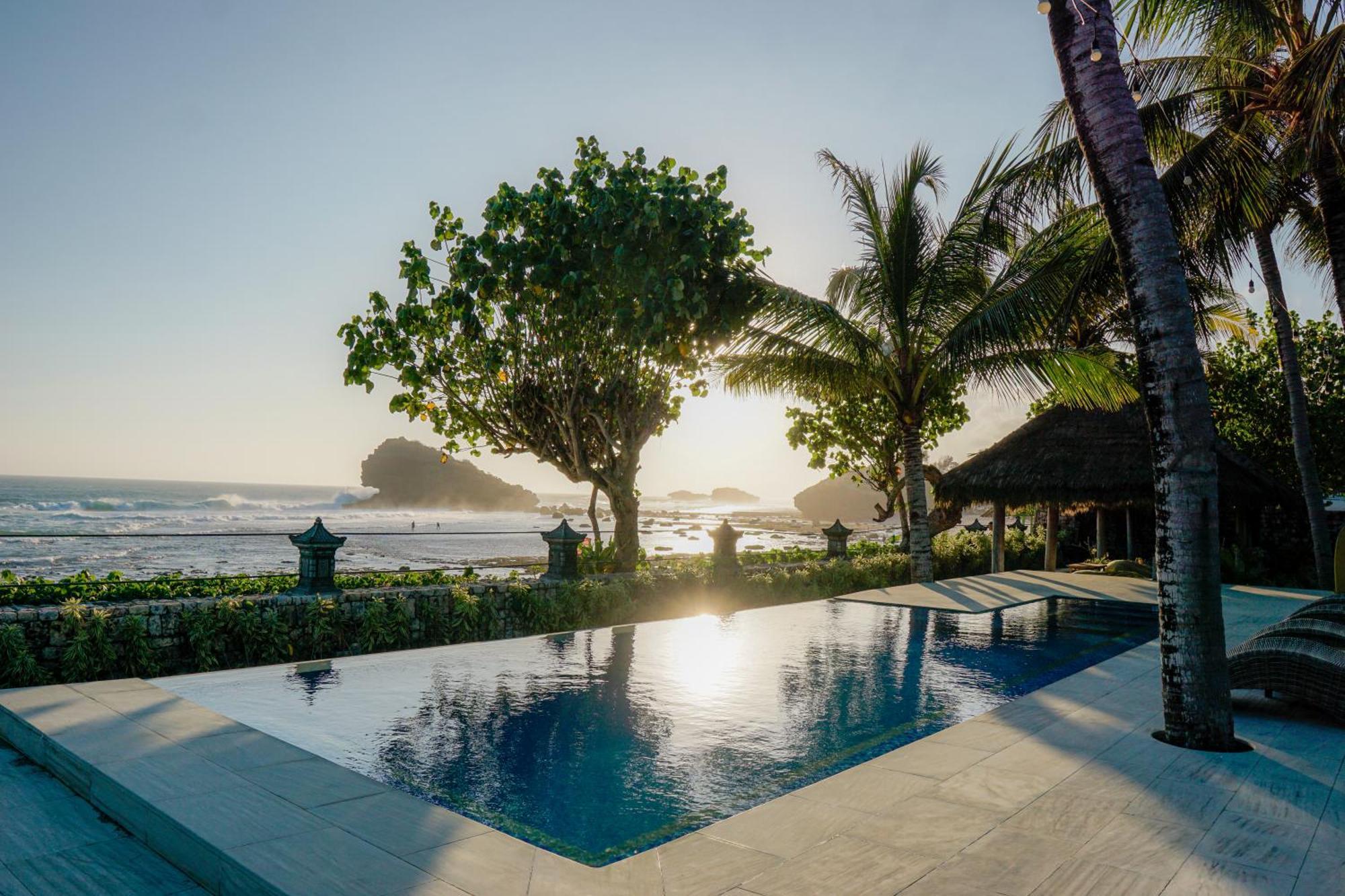 Istana Ombak Eco Resort Pacitan Esterno foto