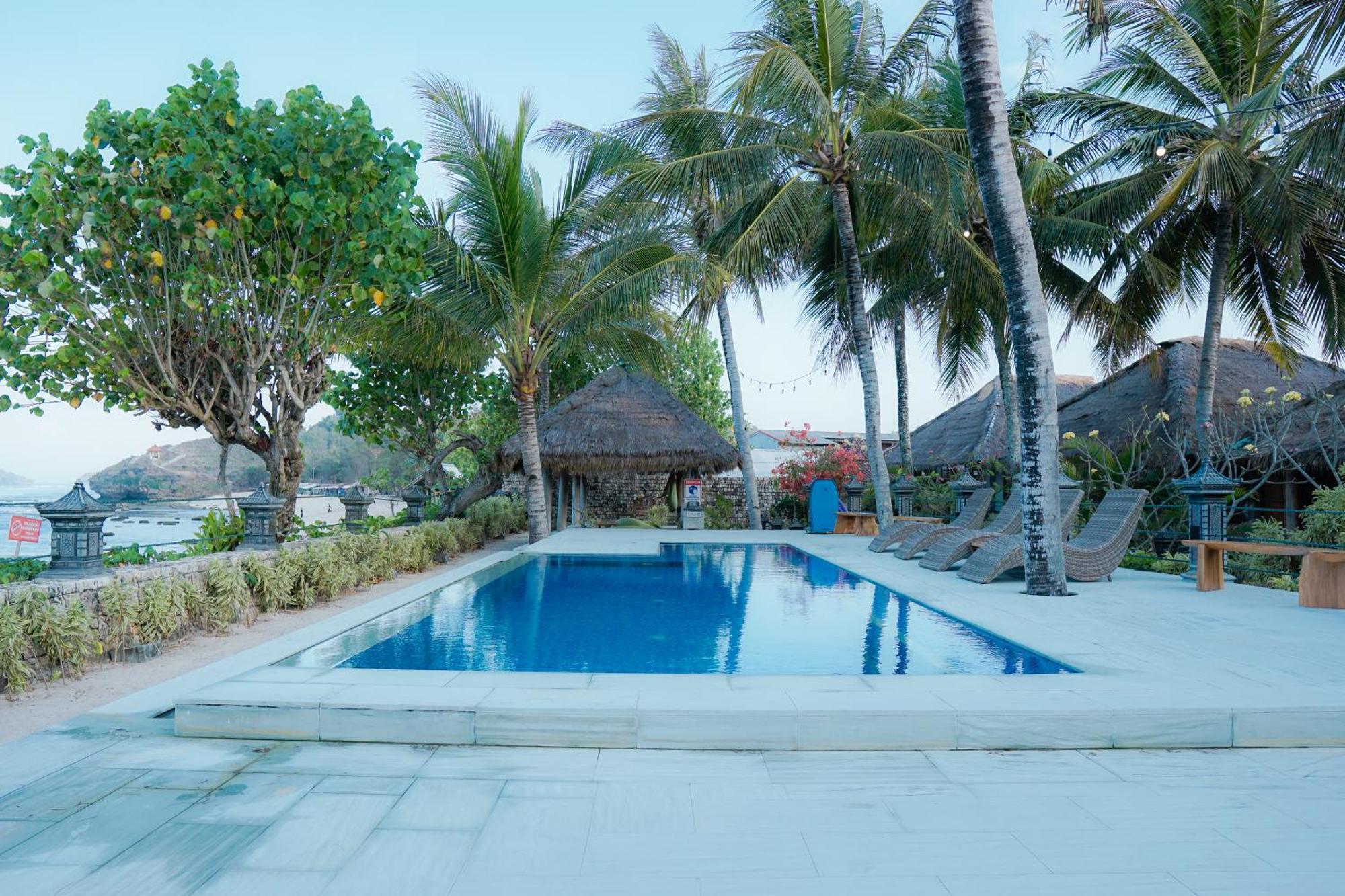 Istana Ombak Eco Resort Pacitan Esterno foto