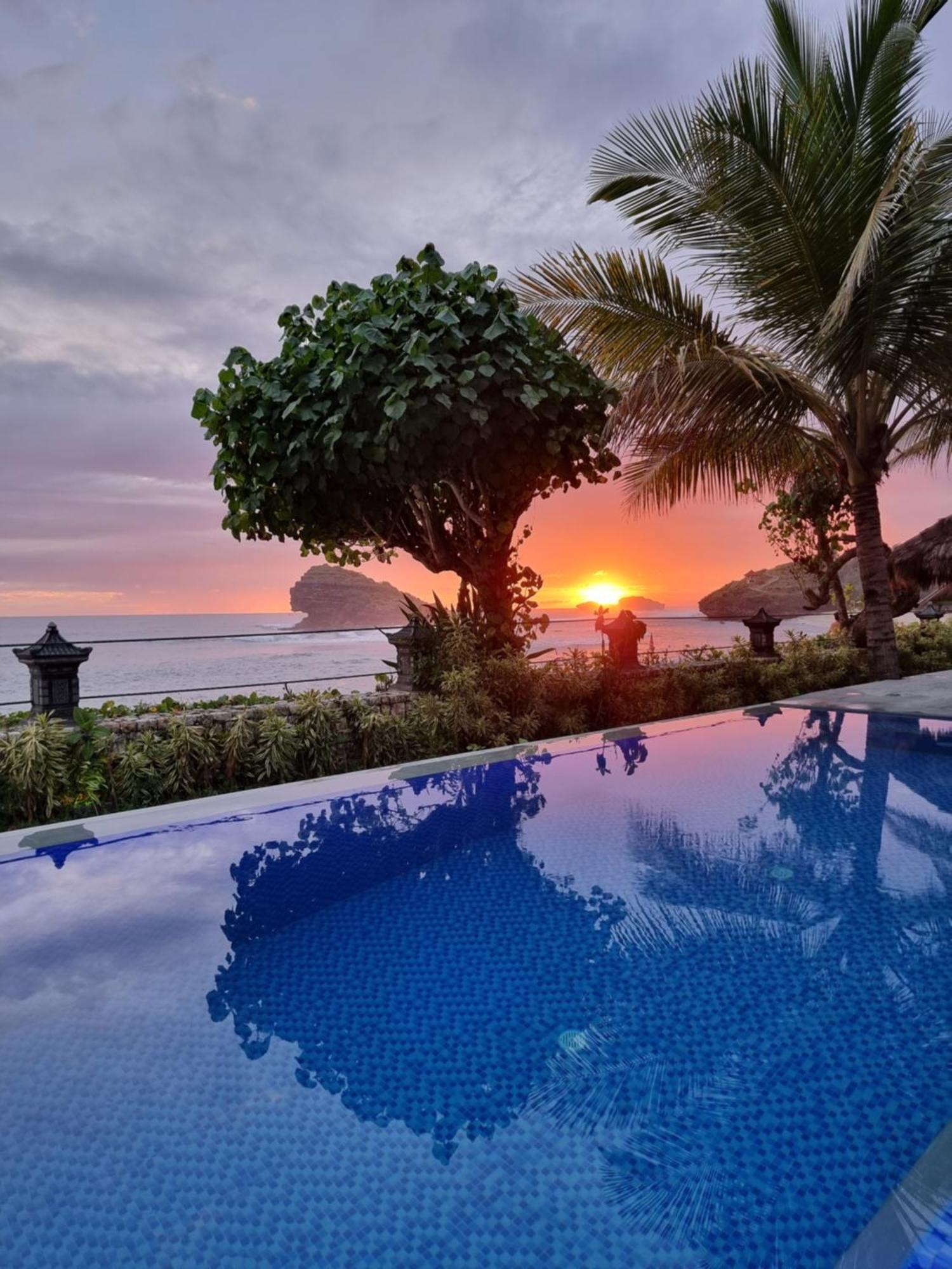 Istana Ombak Eco Resort Pacitan Esterno foto