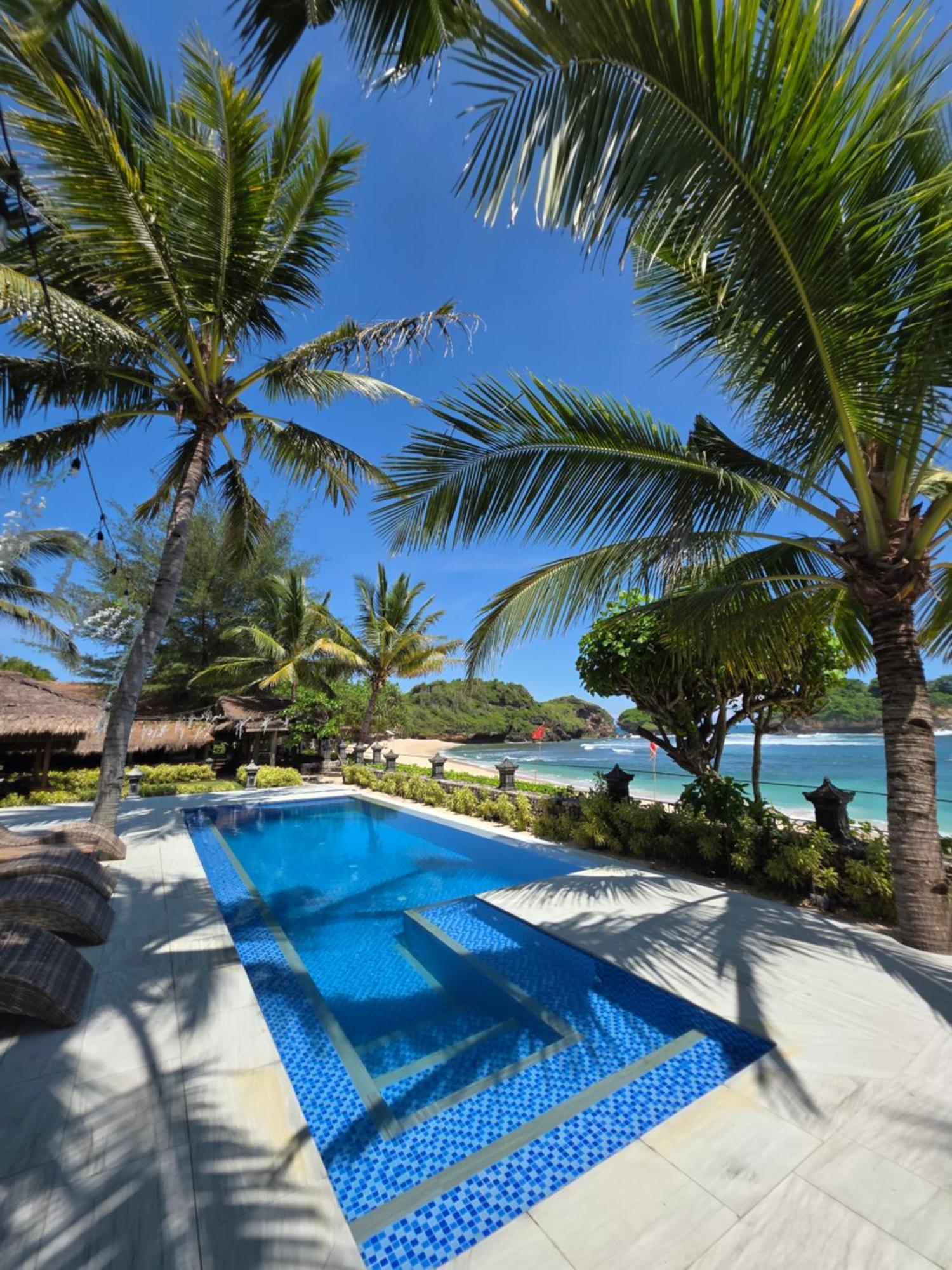 Istana Ombak Eco Resort Pacitan Esterno foto