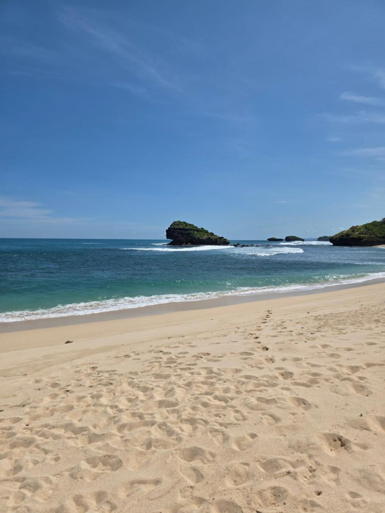 Istana Ombak Eco Resort Pacitan Esterno foto