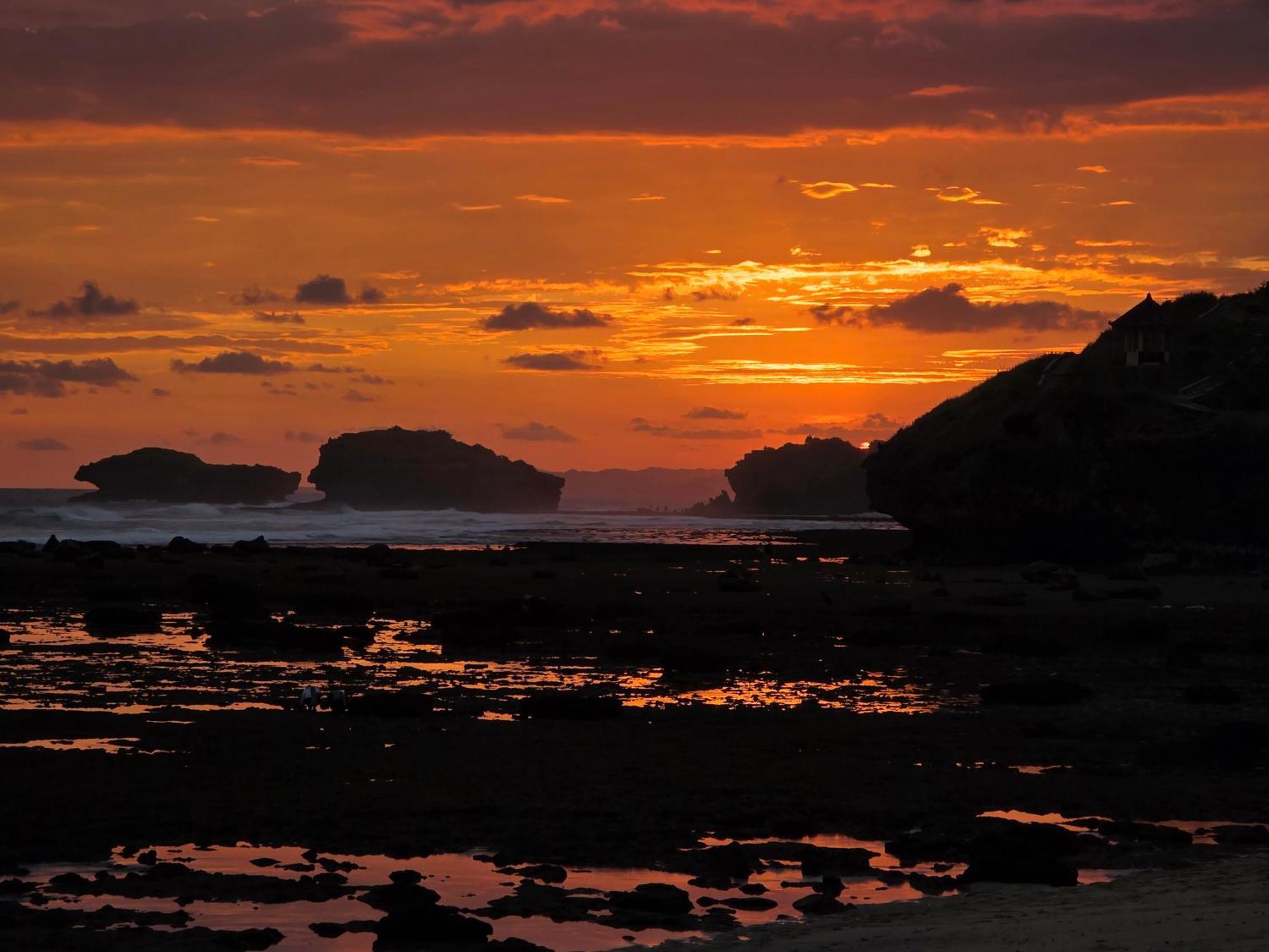 Istana Ombak Eco Resort Pacitan Esterno foto